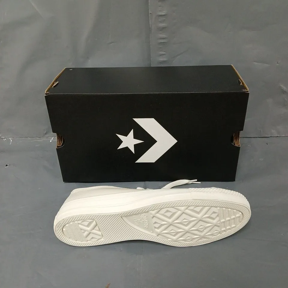 BOXED PAIR OF CONVERSE LOW OX UK 5.5