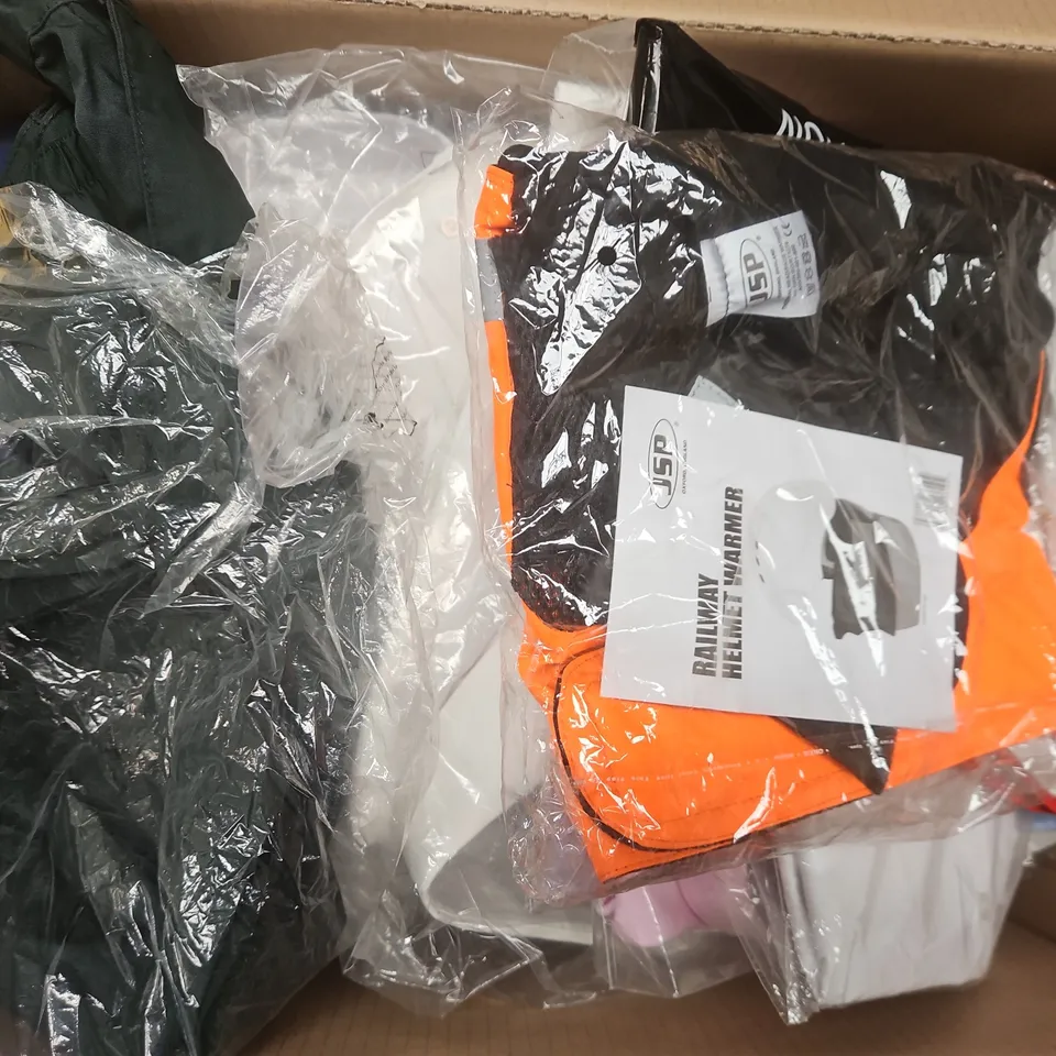 APPROXIMATELY 15 ASSORTED WORKWEAR CLOTHING ITEMS IN VARIOUS SIZES TO INCLUDE HELMET WARMER, WILLIAMS DISLEY SHIRTS, GLOVES, ETC