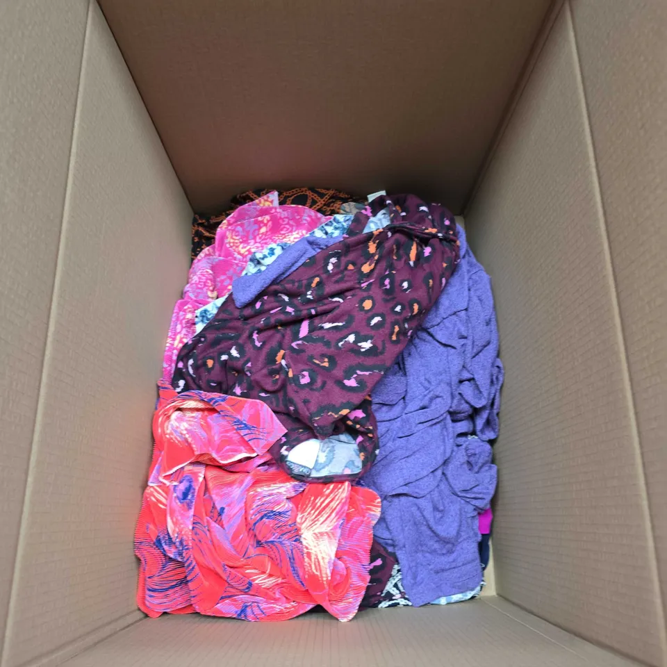 APPROXIMATELY 20 ASSORTED CLOTHING AND FASHION ITEMS IN VARIOUS STYLES, SIZES, AND COLOURS