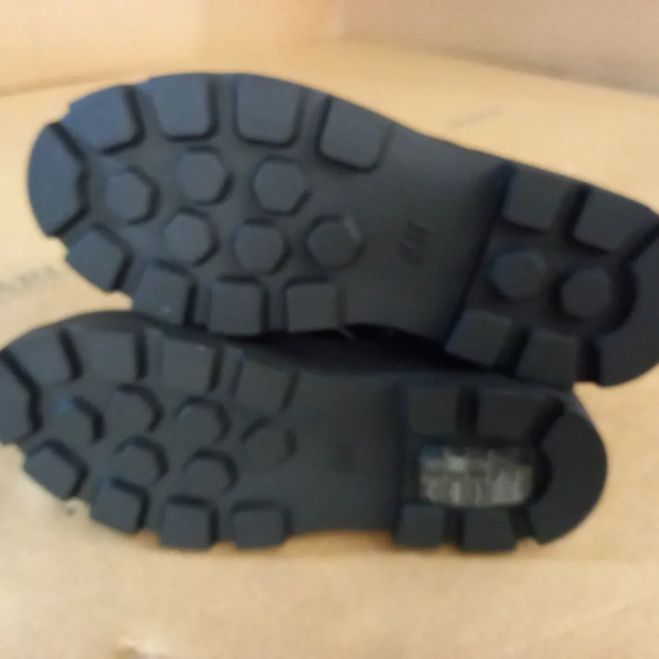 PAIR OF HIGH GLOSS BLACK KIDS BOOTS - UK 2