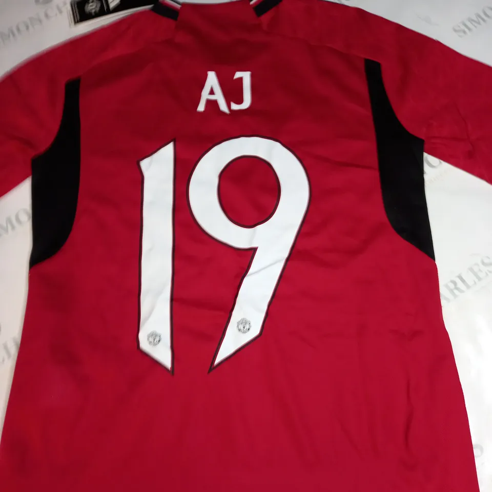 MANCHESTER UNITED FC HOME SHIRT WITH AJ 19 ON THE BACK SIZE 11-12 YEARS