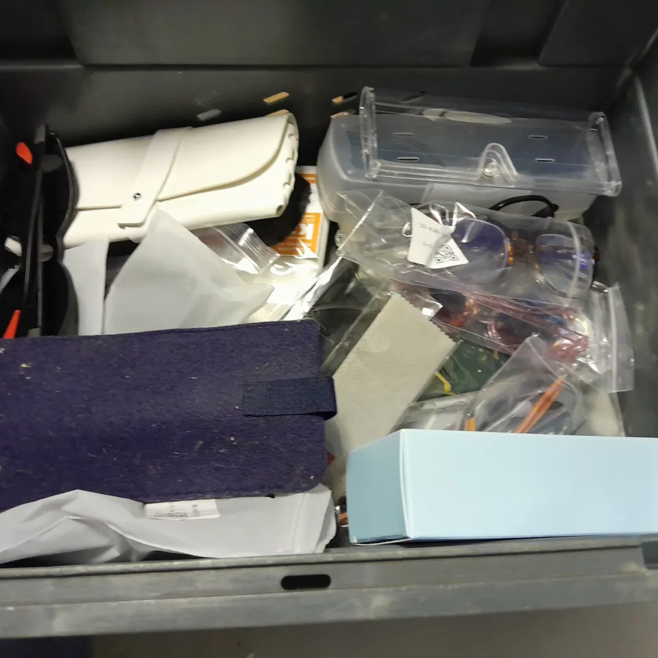 LOT OF ASSORTED GLASSES TO INCLUDE KROKODIL, SENTA AND BLUE ARMA