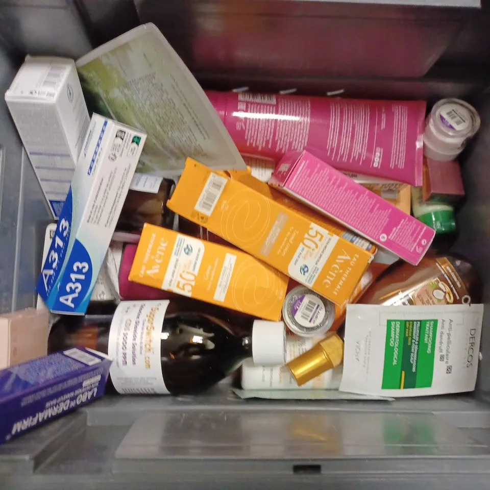 BOX OF APPROX 20 ASSORTED HEALTH AND BEAUTY ITEMS TO INCLUDE - BOOTS ORGANIC ROUND COTTON WOOL PADS - GARNIER MICELLAR CLEANSING WATER - ESSIECARE ACTIVATING BODY SCRUB - INDEED HYDRALURON ECT