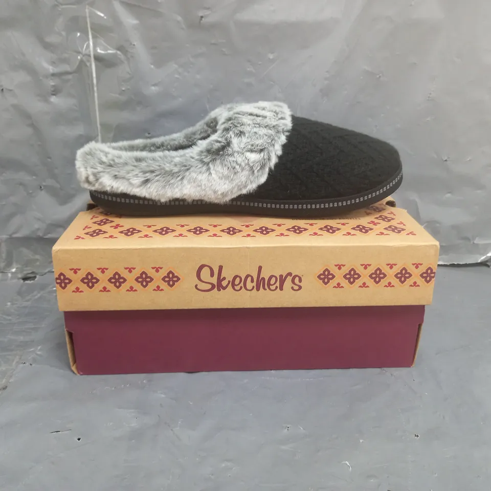 SKECHERS OPEN BACK SLIPPERS SIZE 4.5