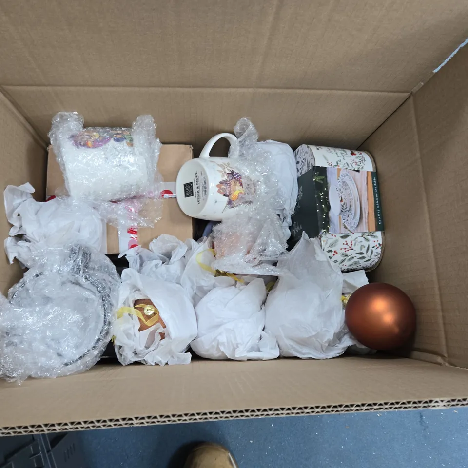 APPROXIMATELY 15 ASSORTED HOUSEHOLD POTTERY AND GLASSWARE ITEMS TO INCLUDE MUGS, PLATE AND CHRISTMAS BAUBLES