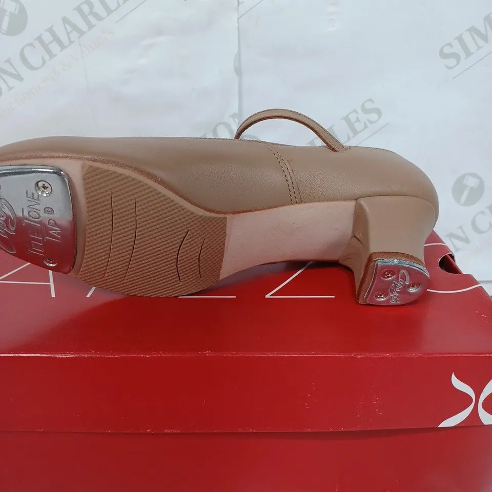 BOXED PAIR OF CAPEZIO JR FOOTLIGHT TAP SHOES - CARAMEL / SIZE: UNSPECIFIED 