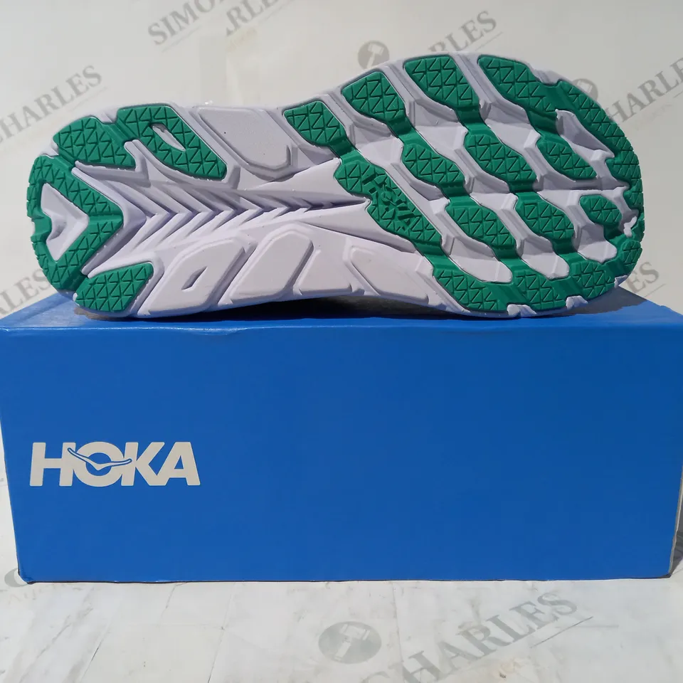 BOXED PAIR OF HOKA CLIFTON 8 TRAINERS IN NAVY/AQUA UK SIZE 6.5