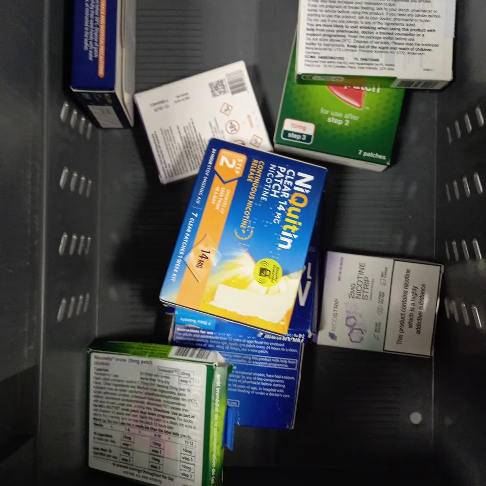 APPROXIMATELY 15 ASSORTED SMOKING PREVENTION AIDS TO INCLUDE PATCHES, LOZENGES, INHALATORS ETC - COLLECTION ONLY 