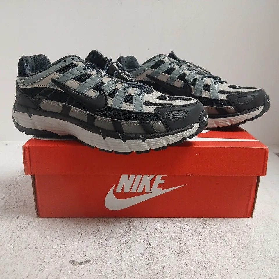 BOXED PAIR OF NIKE P-6000 TRAINERS IN BLACK/GREY SIZE UK 9