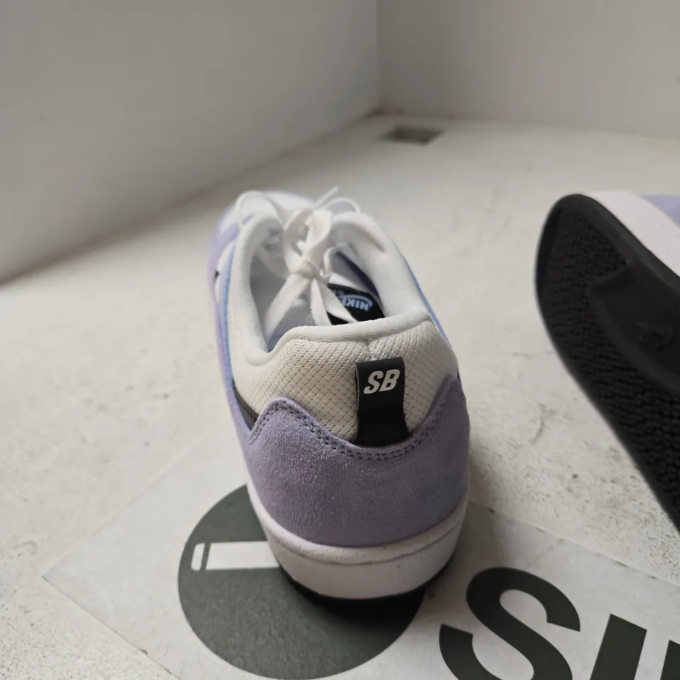 NIKE SB ALLEYOOP SNEAKERS – LILAC/WHITE, UK 11 (US 12)