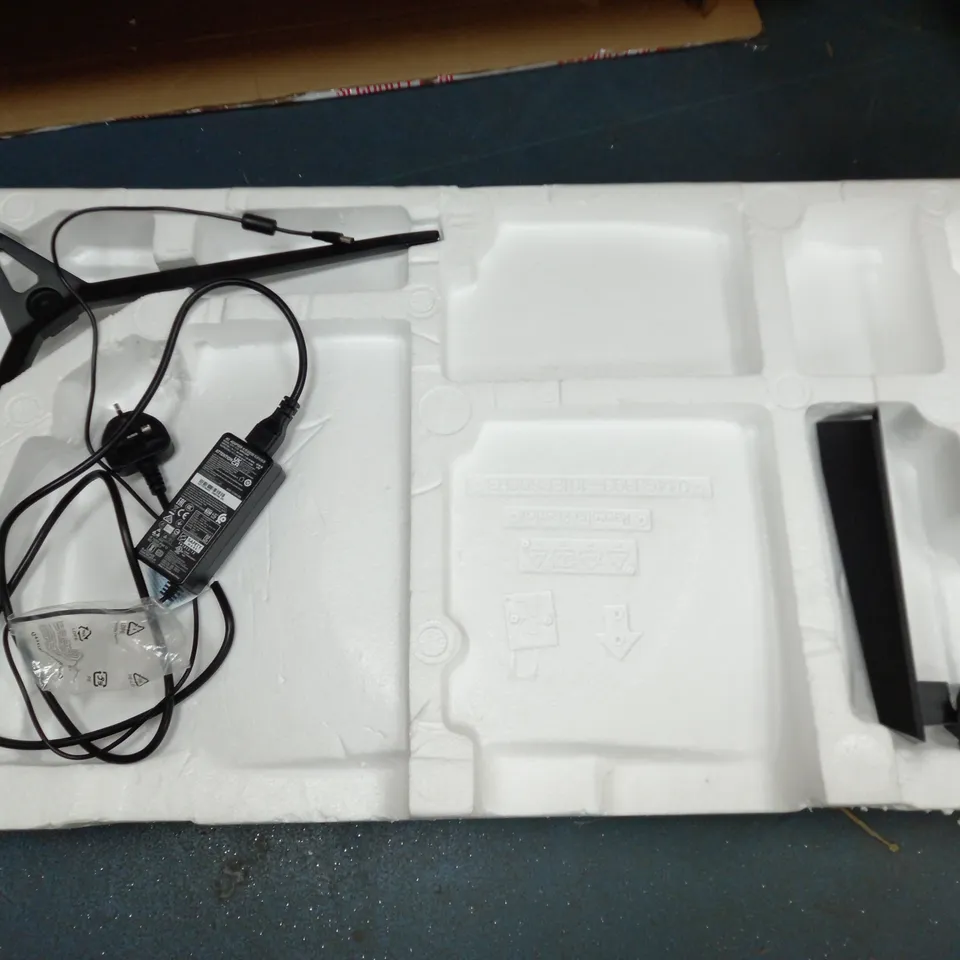 LOT OF 3 ASSORTED ITEMS INCLUDE SINGLE ICE CUBE WALL LIGHT, 3-LAMP ICECUBE CEILING LIGHT AND MSI 31.5" GAMING MONITOR