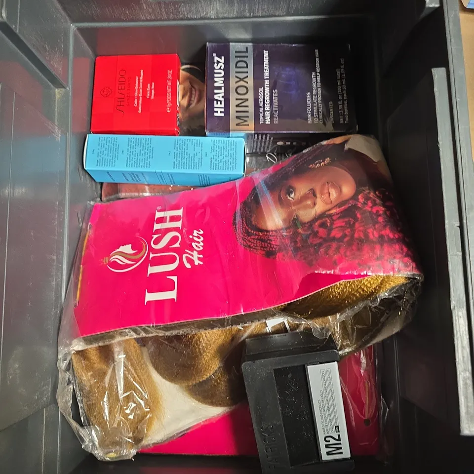 APPROXIMATELY 15 ASSORTED HEALTH & BEAUTY PRODUCTS TO INCLUDE TANNING MITT, MADAGASCAR CENTELLA SUN SERUM, SL1 MOISTURIZER ETC - COLLECTION ONLY