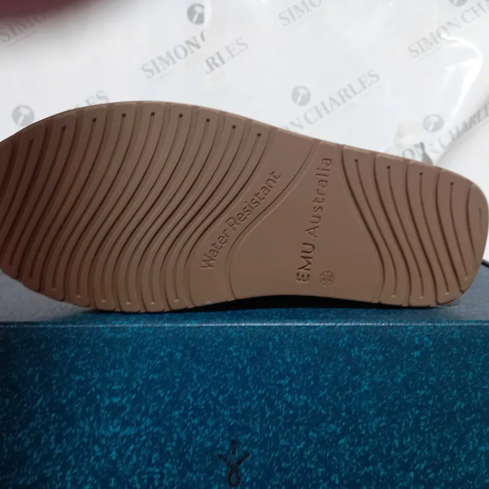 EMU ORIGINALS COLLECTION TAN STINGER HI WATER RESISTANT BOOT - SIZE 5