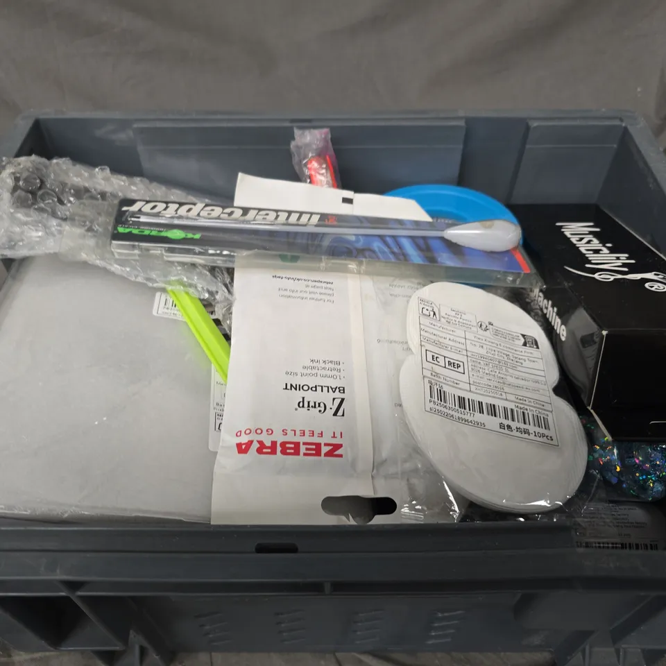 APPROXIMATELY 15 ASSORTED HOUSEHOLD ITEMS TO INCLUDE - TABLET COVERS , BLACK TIP PENS , ETC 