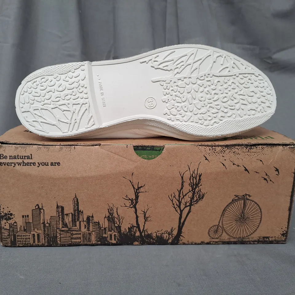 BOXED PAIR OF NATURAL WORLD CANVAS SNEAKERS IN WHITE EU SIZE 39