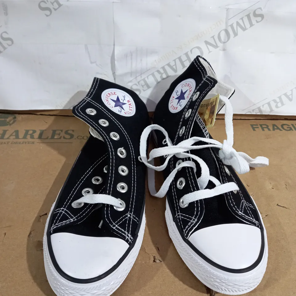 PAIR OF CONVERSE HIGH TOP SHOES SIZE 4.5