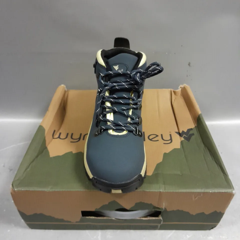 BOXED PAIR OF WYRE VALLEY BROOKIE WALKING BOOTS - 5
