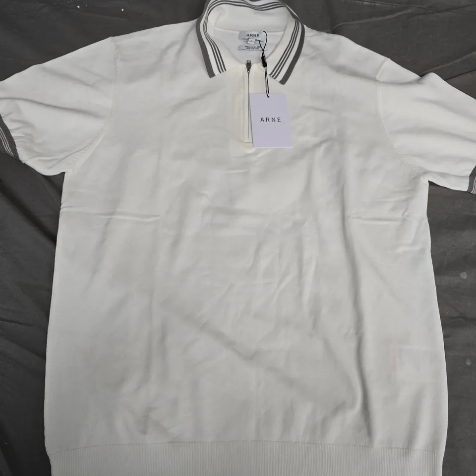 ARNE TIPPED KNITTED POLO SHIRT IN WHITE – UK SIZE L