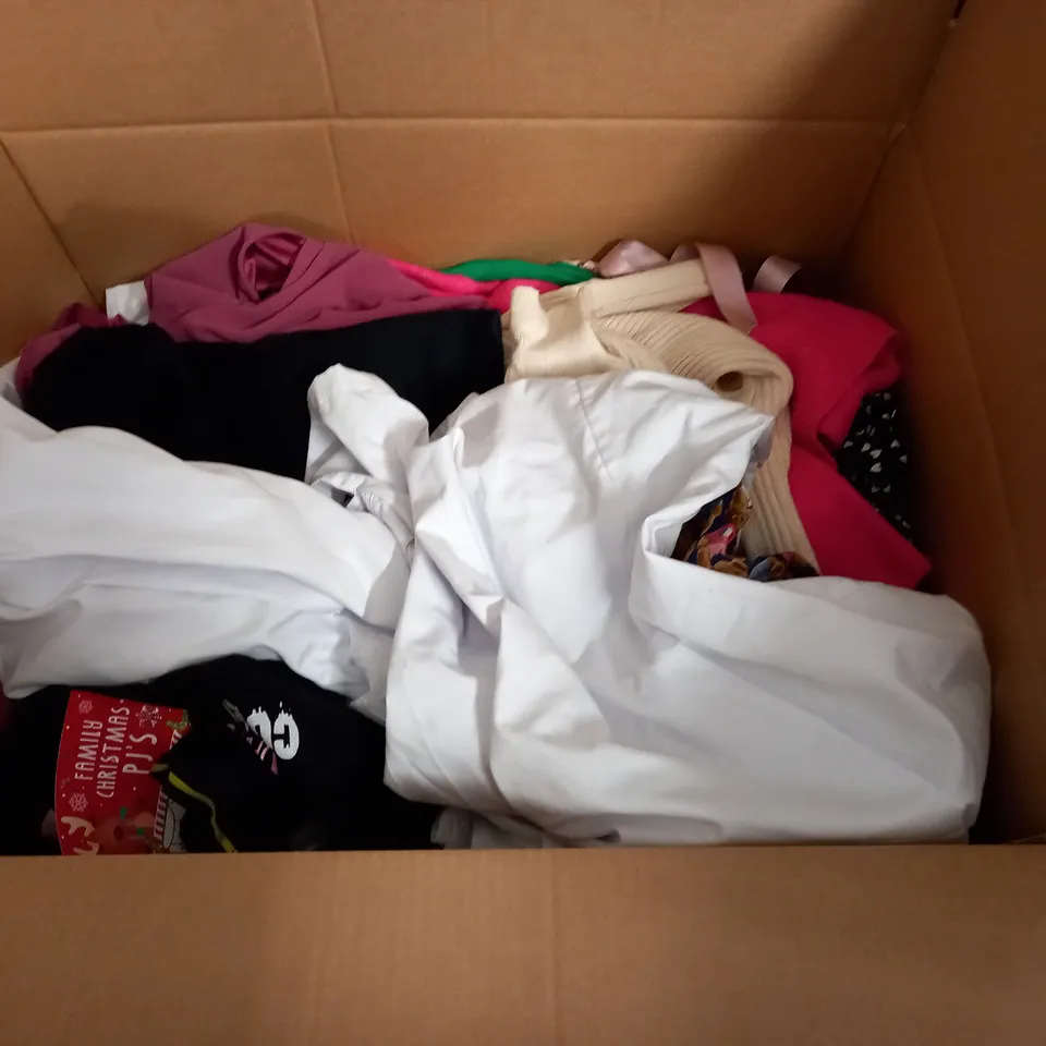 LARGE QUANTITY OF ASSORTED CLOTHING ITEMS TO INCLUDE NASTY GAL, TU AND PAPAYA