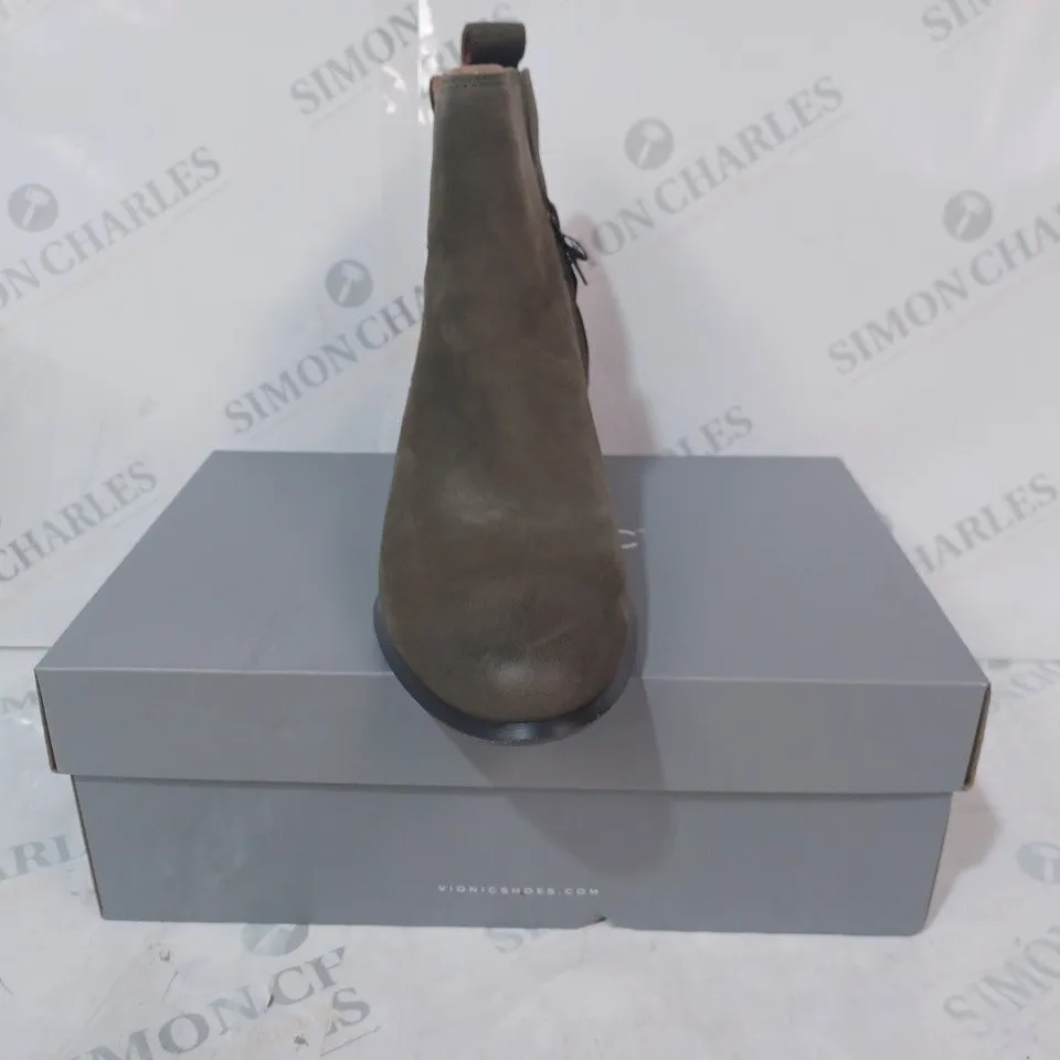 BOXED PAIR OF VIONIC SIENNA ANKLE BOOTS IN OLIVE SIZE 6