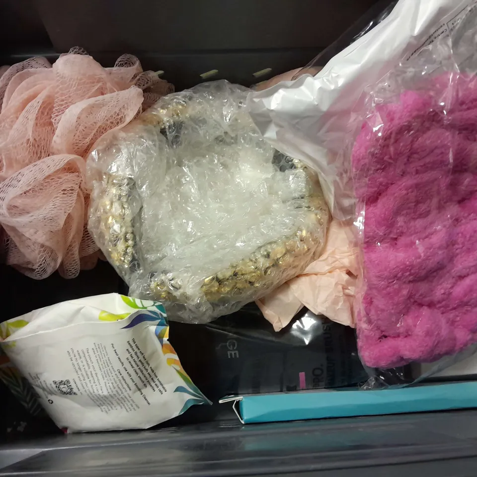 APPROXIMATELY 15 ASSORTED HEALTH & BEAUTY ITEMS TO INCLUDE DECORATIVE HEADBANDS, P1-ONE ELECTRIC TOOTHBRUSH, PINK SUGAR EAU DE TOILETTE (100ml), ETC