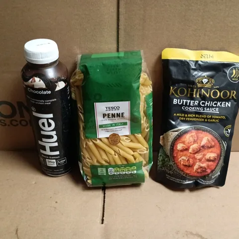 APPROXIMATELY 12 ASSORTED FOOD AND DRINKS ITEMS TO INCLUDE - HUEL BLACK EDITION CHOCOLATE DRINK, TESCO PENNE PASTA, KOHINOOR BUTTER CHICKEN SAUCE ETC 