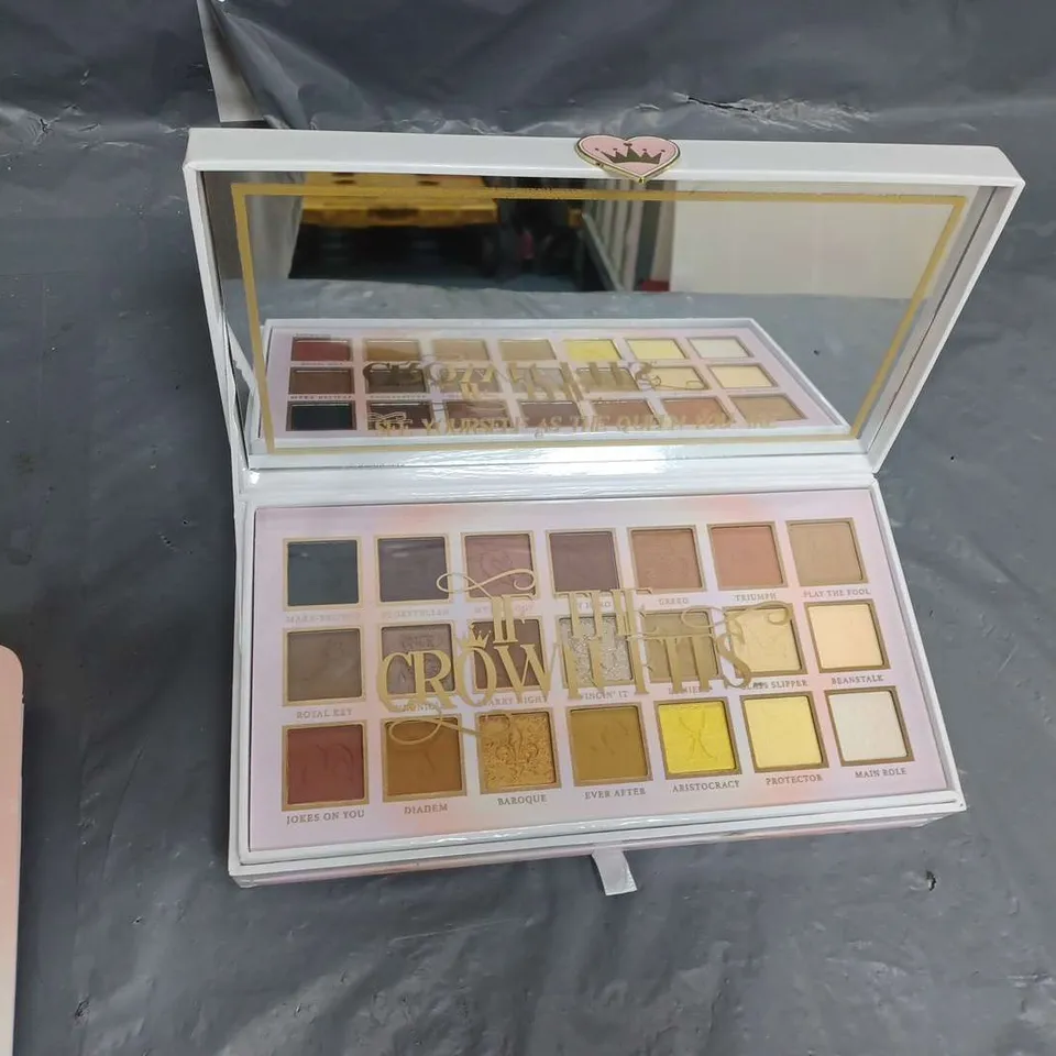 PLOUISE IF THE CROWN FITS PRESSED PIGMENT EYE SHADOW PALETTE