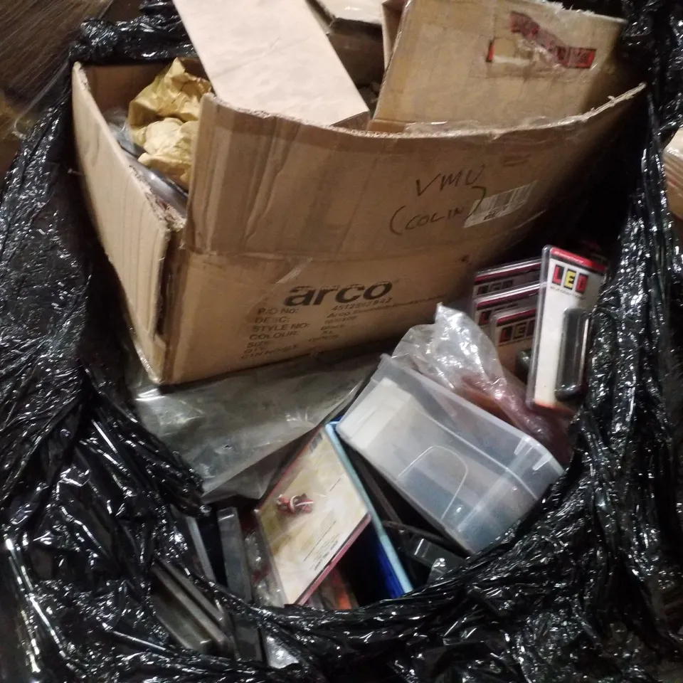 PALLET CONTAINING ASSORTED CAR TAIL LAMPS