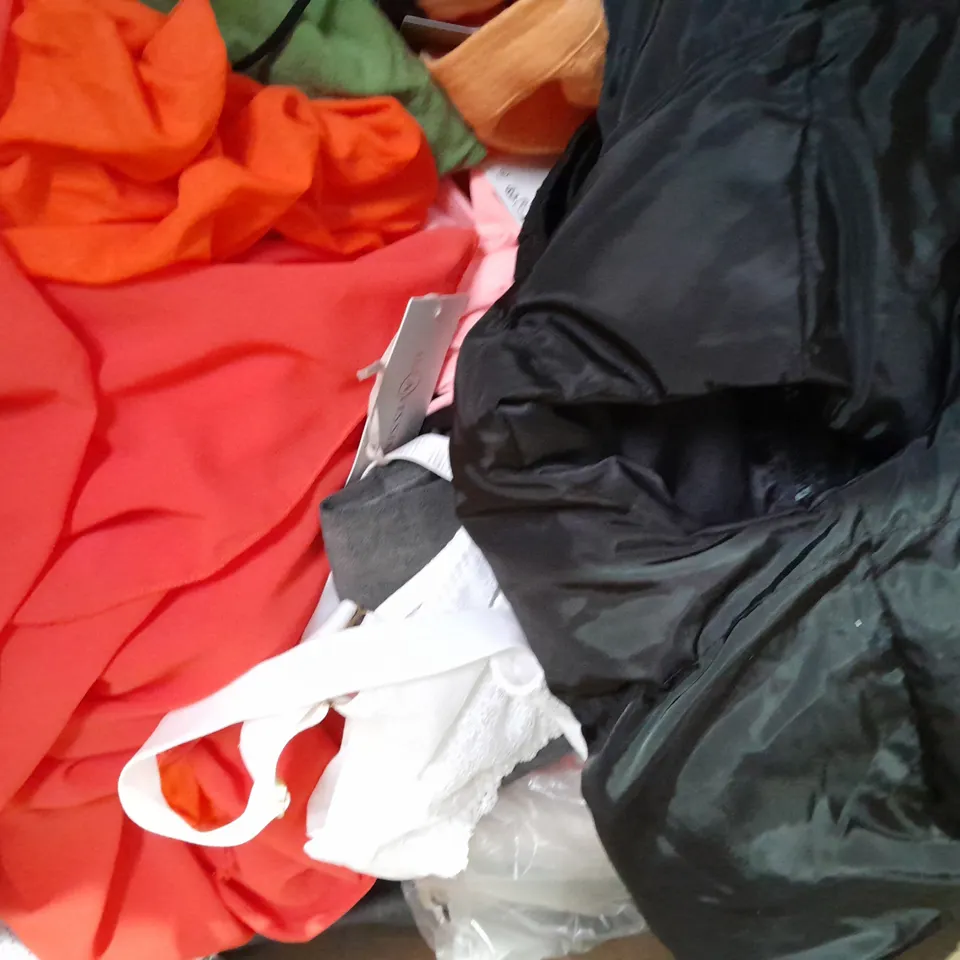 APPROXIMATELY 50 ASSORTED CLOTHING ITEMS TO INCLUDE - SHIRT, SWEATER, JEANS ETC. 