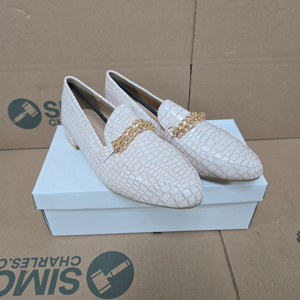 SPOT ON WOMEN NUDE CROC-EFFECT LOAFERS WITH GOLD CHAIN – UK 5