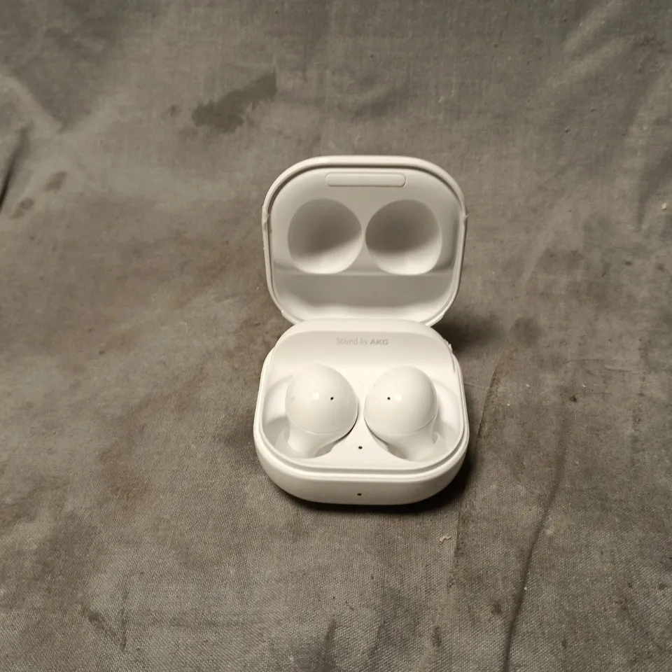SAMSUNG GALAXY BUDS2 IN WHITE
