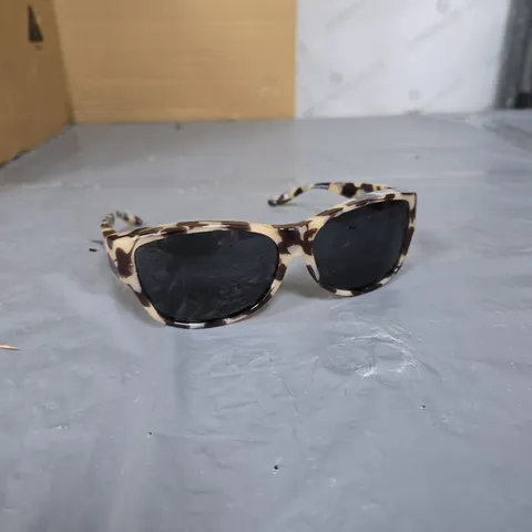 JONATHAN PAUL SUNGLASSES – TORTOISESHELL CAT EYE