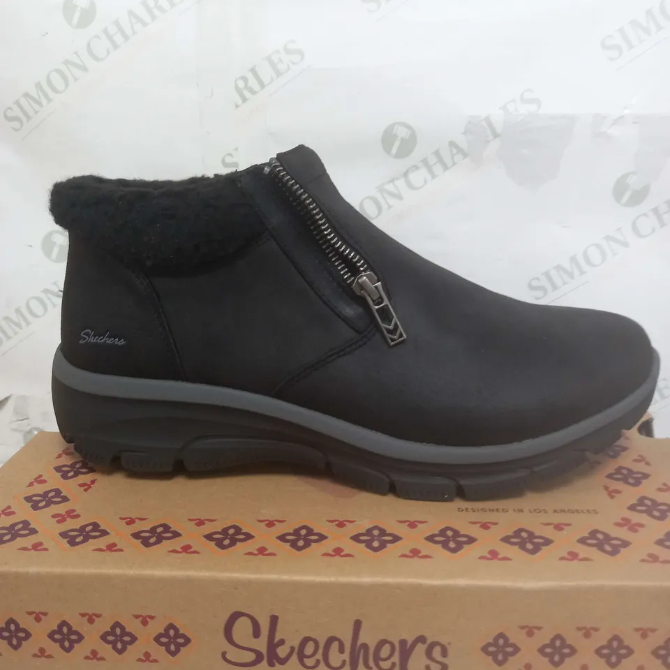 SKETCHERS EASY GOING BOOT IN BLACK - SIZE 8