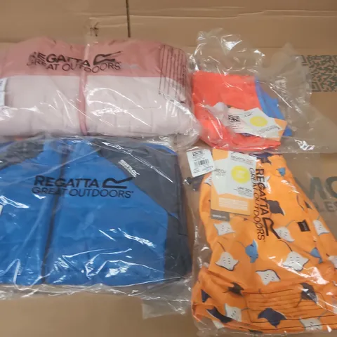 APPROXIMATELY 22 BRAND NEW REGATTA KIDS CLOTHING ITEMS IN VARIOUS SIZES, STYLES AND COLOURS TO INCLUDE KIELDER JACKET, LOFTHOUSE, SKANDERLLL SWIM SHORTS, ETC