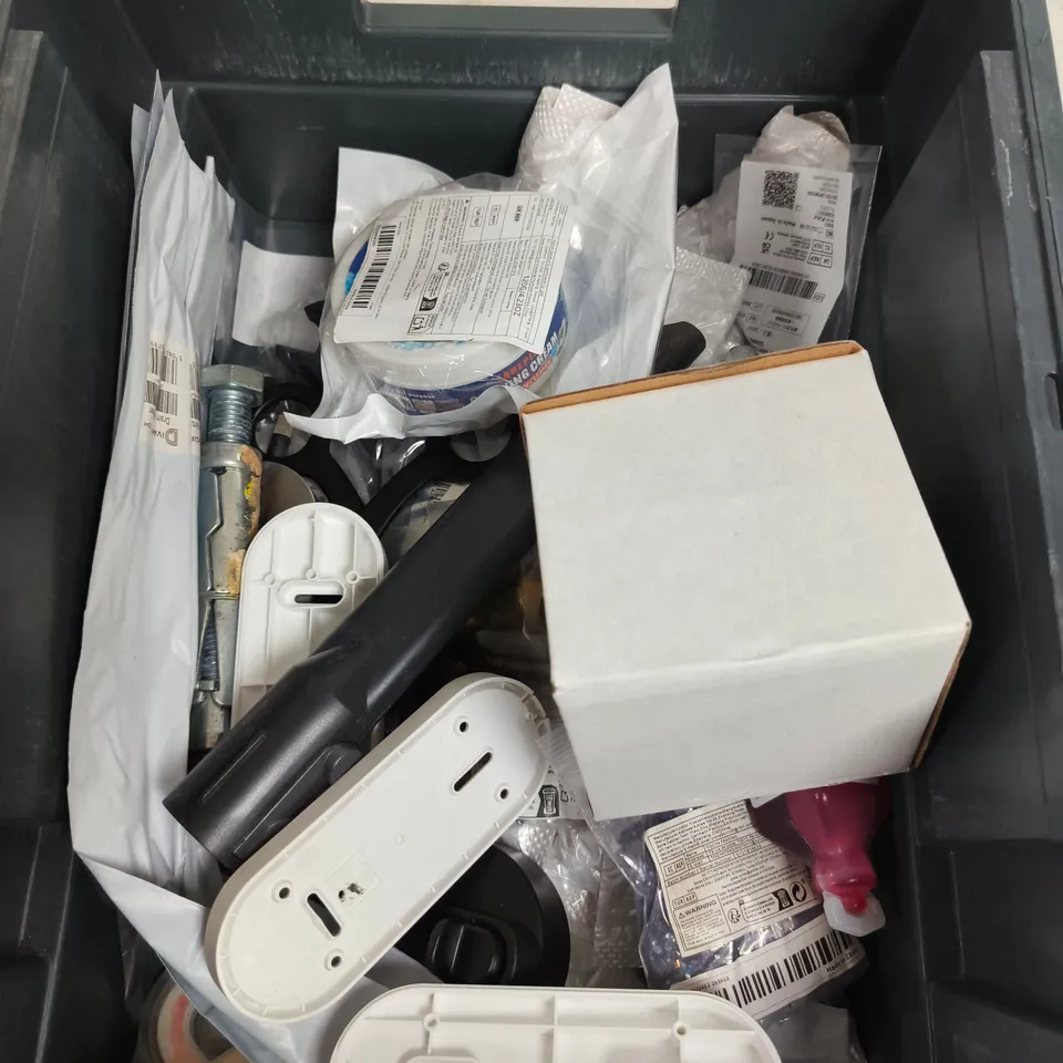 APPROXIMATELY 10 ASSORTED HOUSEHOLD PRODUCTS TO INCLUDE DRINKS CONTAINER, CAULK, FOOD CONTAINER ETC