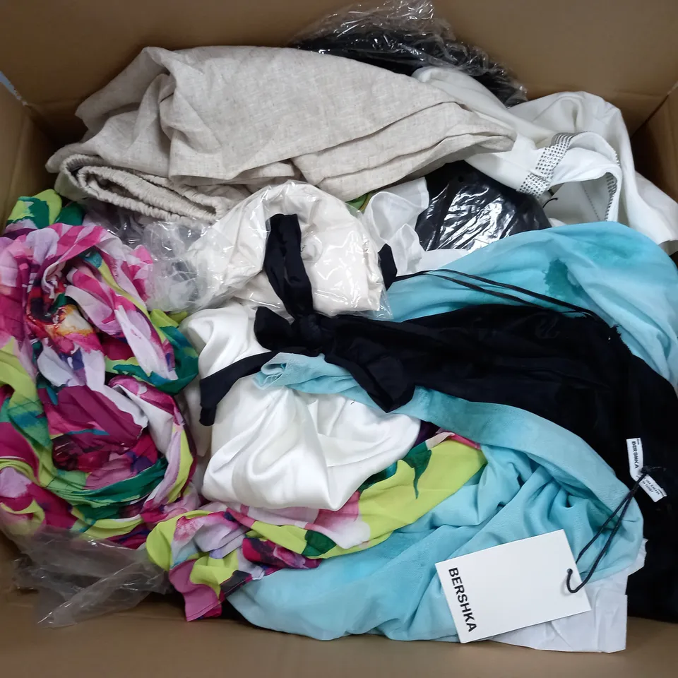 APPROXIMATELY 25 ASSORTED CLOTHING ITEMS IN VARIOUS SIZES TO INCLUDE HATS, SWEATERS, PANTS, ETC