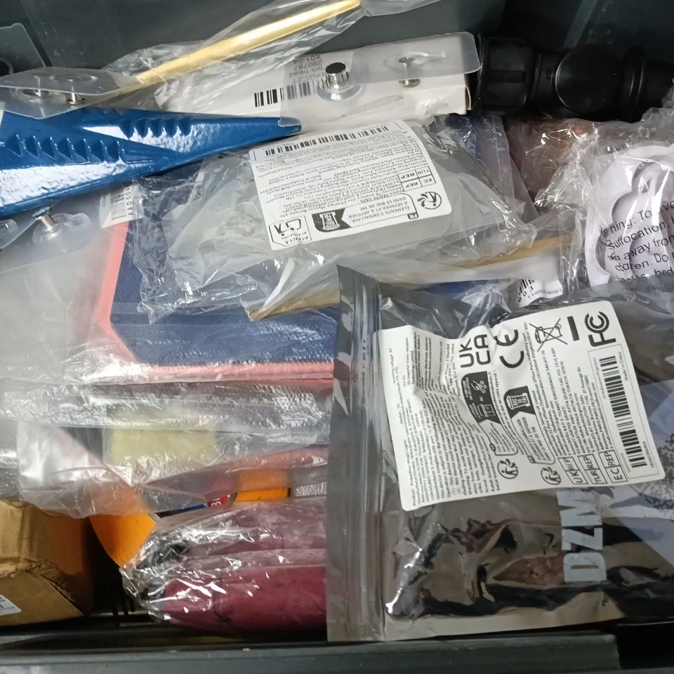APPROXIMATELY 15 ASSORTED HOUSEHOLD ITEMS TO INCLUDE SANDPAPER ROLL, LIVE SYSTEM AIR WAFTERS, WAX MELT, ETC