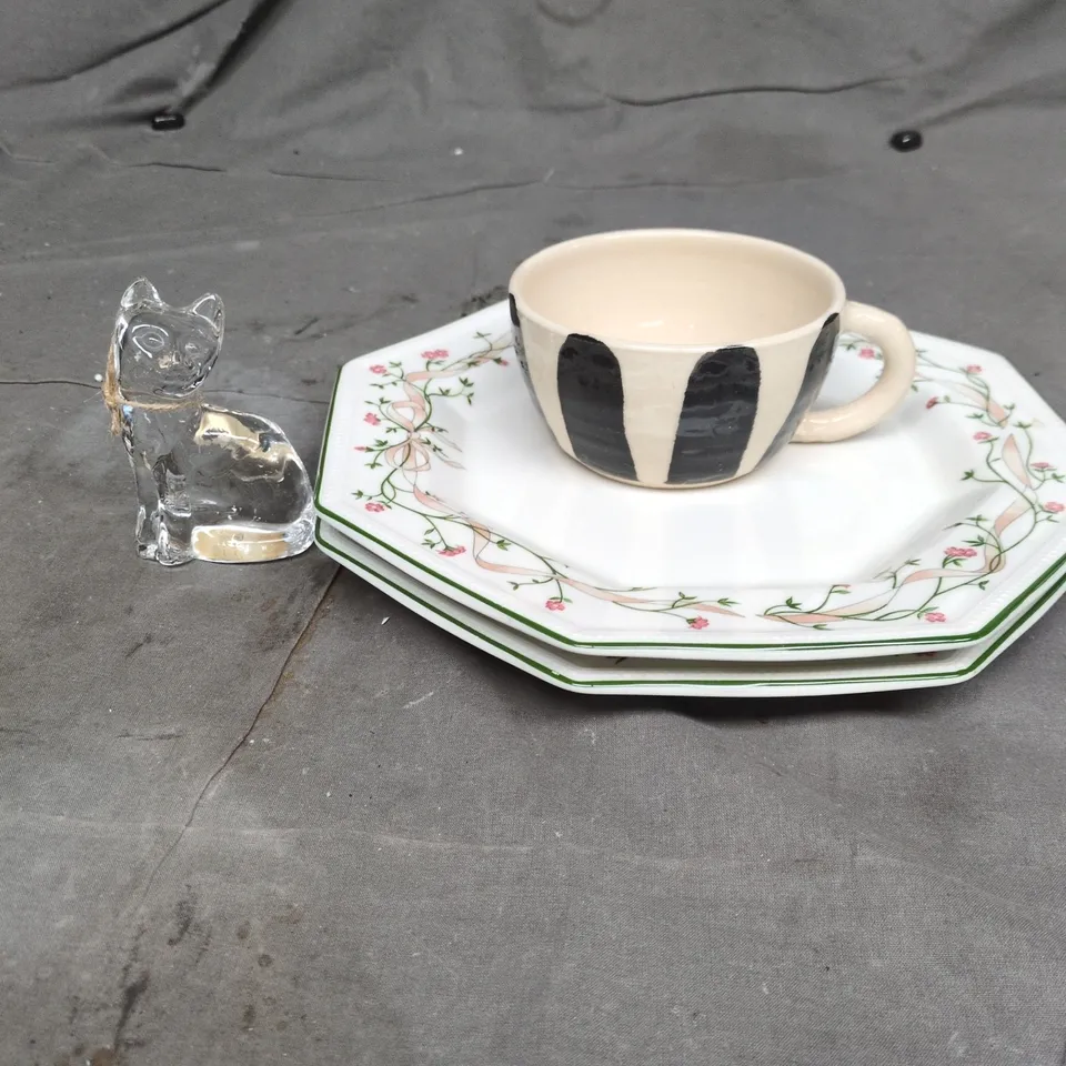 LOT OF APPROXIMATELY 20 ASSORTED POTTERY ITEMS TO INCLUDE MUGS, GLASS CAT ORNAMENT AND PLATES/BOWLS