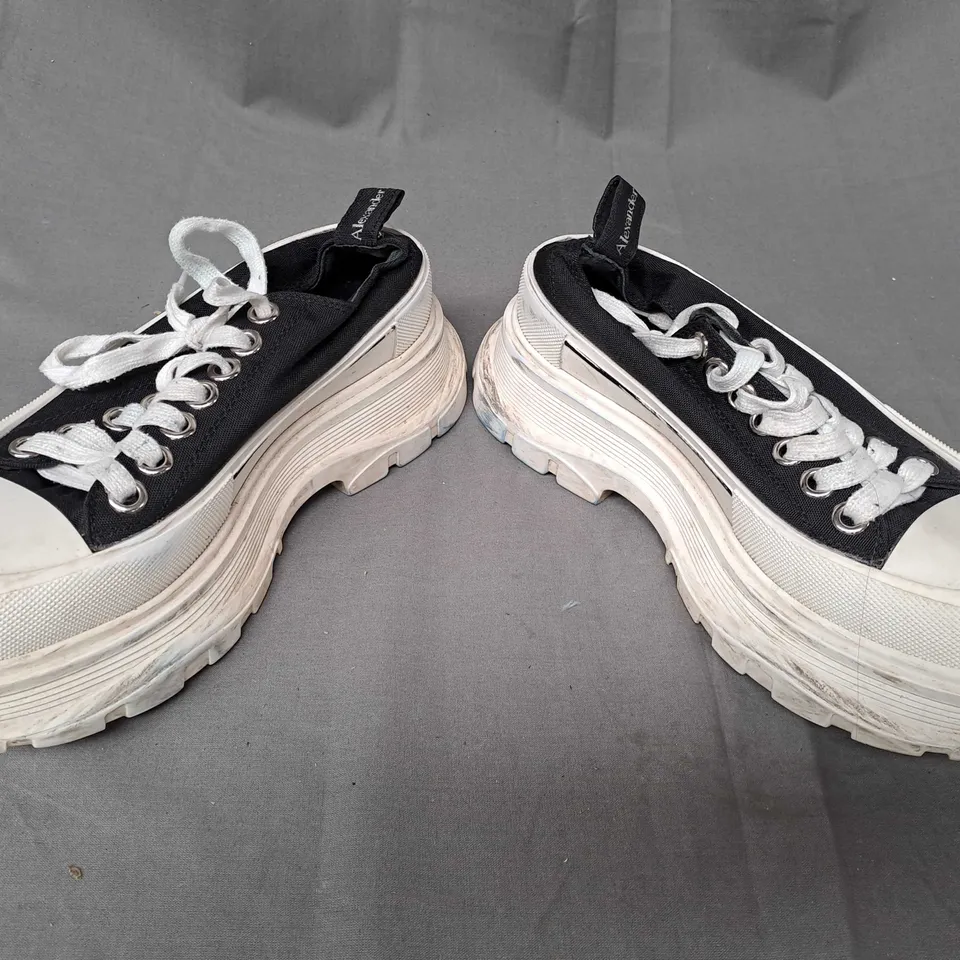 PAIR OF ALEXANDER MCQUEEN SHOES IN BLACK/CREAM SIZE UNSPECIFIED
