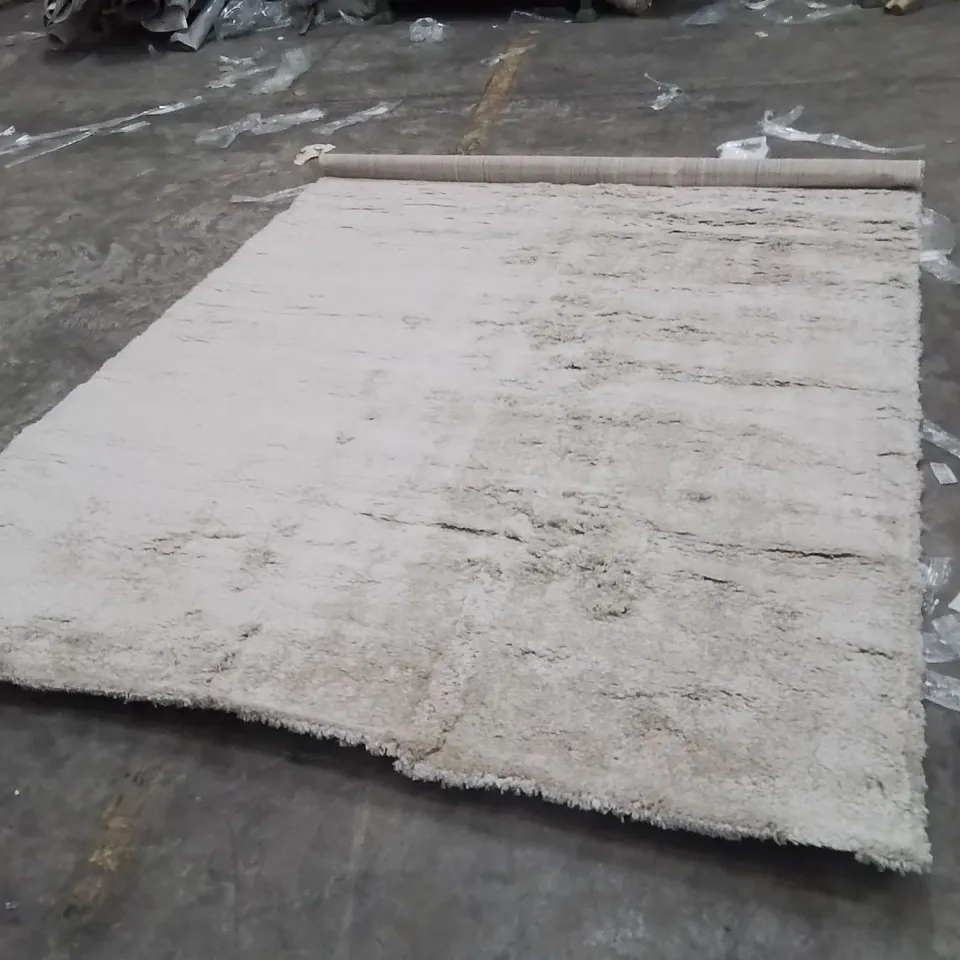 QUALITY DESIGNER AREA RUG - APPROXIMATELY 270X210