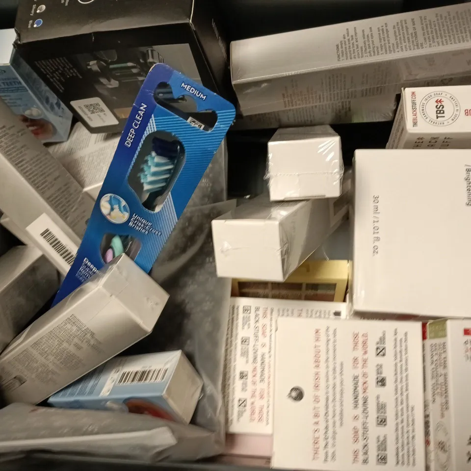 APPROXIMATELY 15 ASSORTED COSMETICS ITEMS TO INCLUDE KOEC DEEP COLLAGEN, NEAL & WOLF VOLUMISING SHAMPOO, THE BLACK STUFF SOAP, ETC