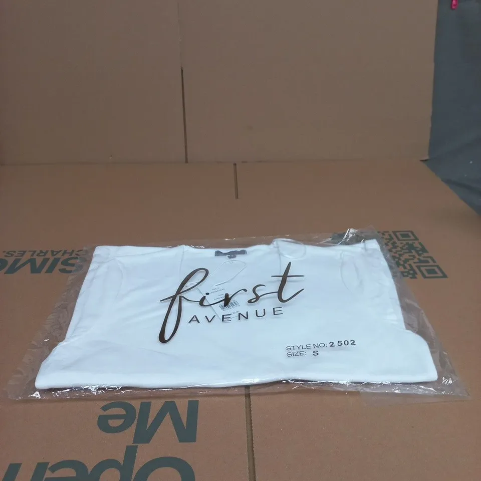 FIRST AVENUE LEISUREWEAR WHITE T-SHIRT, SIZE S