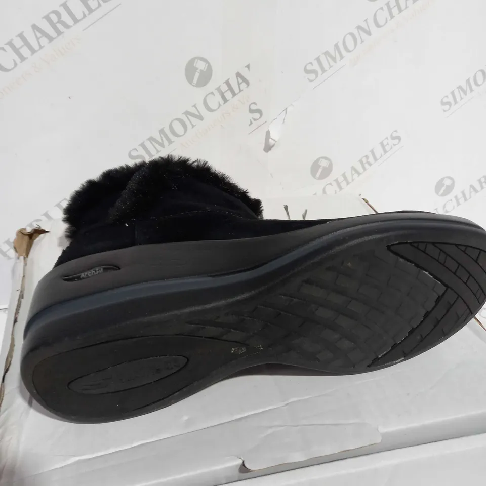 SKECHERS BLACK WEDGE BOOTS - SIZE 5.5