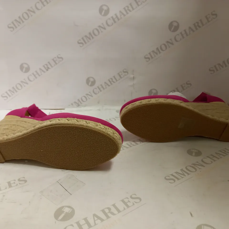 AJVANI MID WEDGE HEEL BUCKLE SANDAL - SIZE 6 