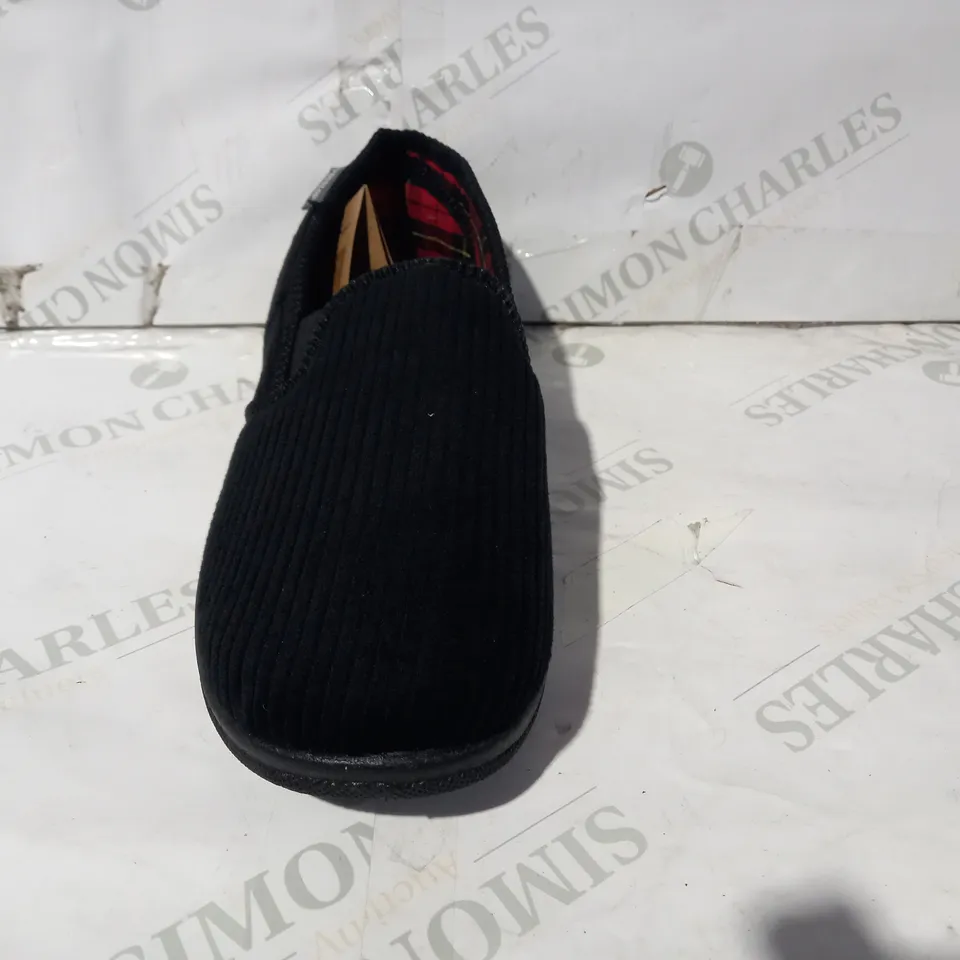 BOXED PAIR OF DUNLOP SLIPPERS IN BLACK UK SIZE 10