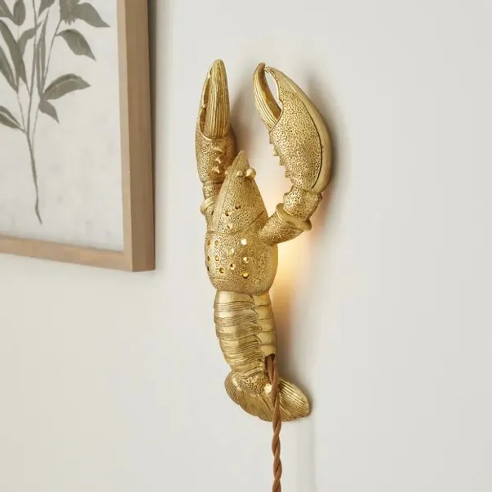 BOXED LOBSTER PLUG IN WALL LIGHT