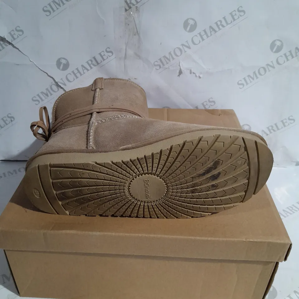 BOXED BONOVA TIE LOW BOOTS IN TAN - SIZE 6