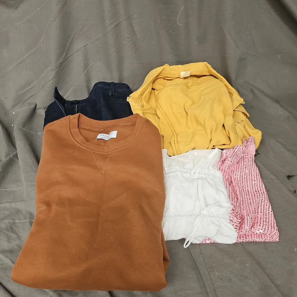 BOX OF APPROXIMATELY 20 ASSORTED CLOTHING ITEMS TO INCLUDE TOPS, JACKET, JUMPER, ETC