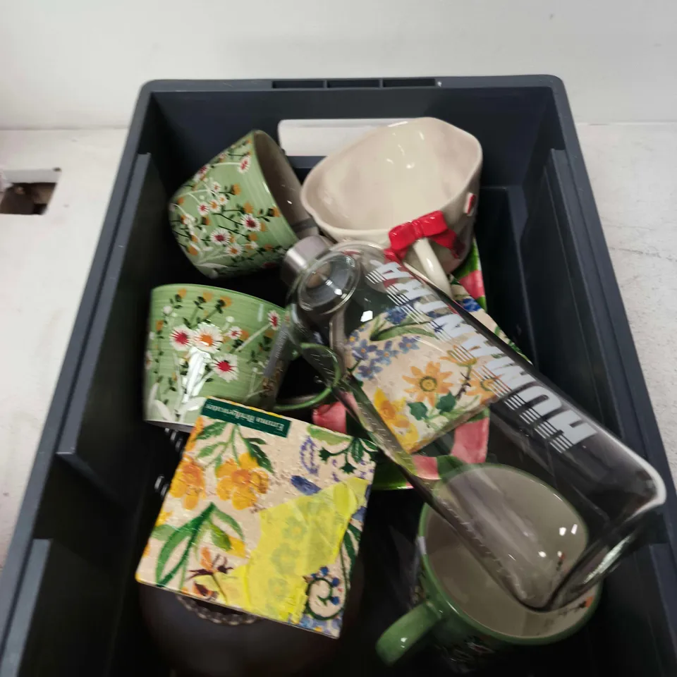 LOT OF APPROXIMATELY 20 ASSORTED POTTERY AND GLASS ITEMS