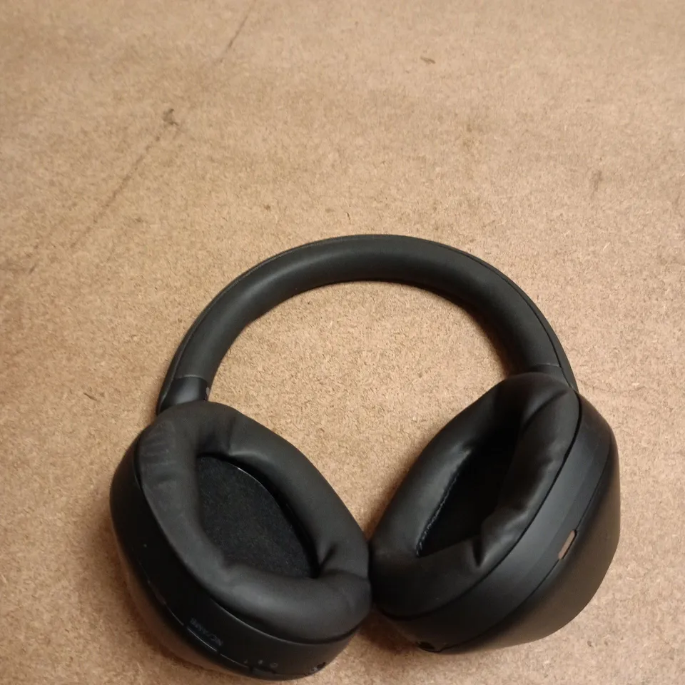 SONY BLACK HEADPHONES IN CASE